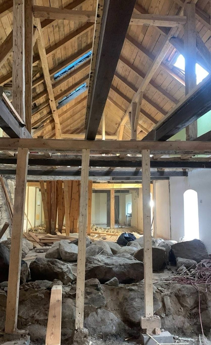 Wnętrze stodoły w trakcie prac – nowa więźba dachowa i podparcia